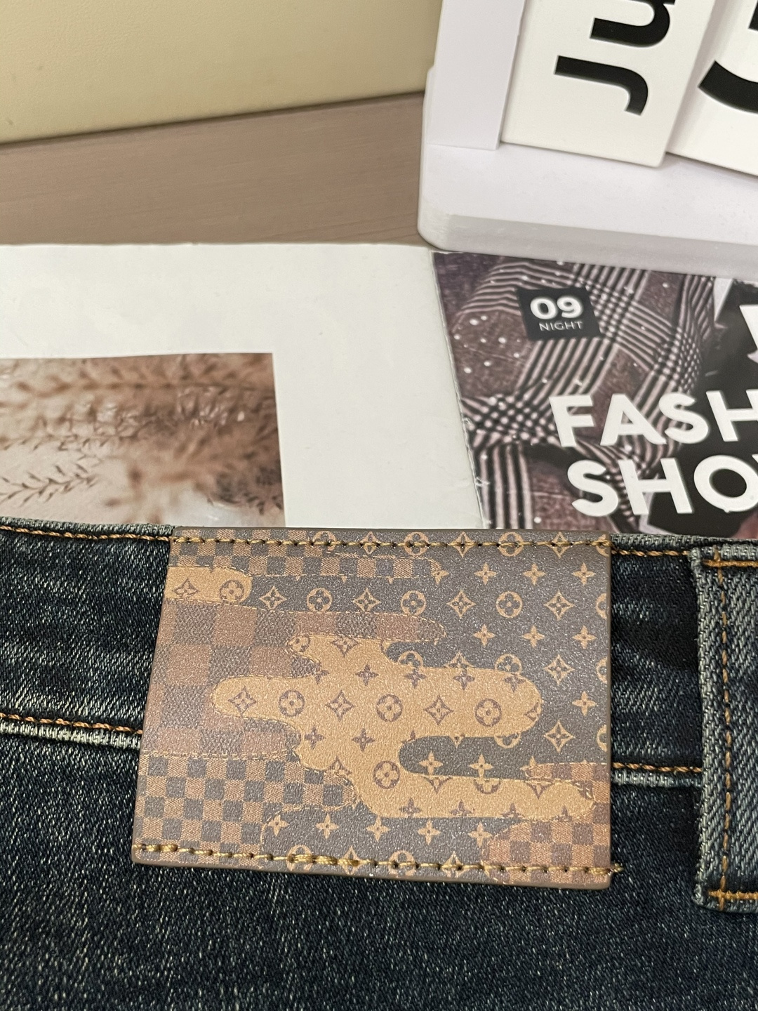 
Lv
专柜最新同款牛仔裤 面料版型做工绝绝子
好穿不挑身材在搭配上没有太多的限制 随意简洁的衬托其他单