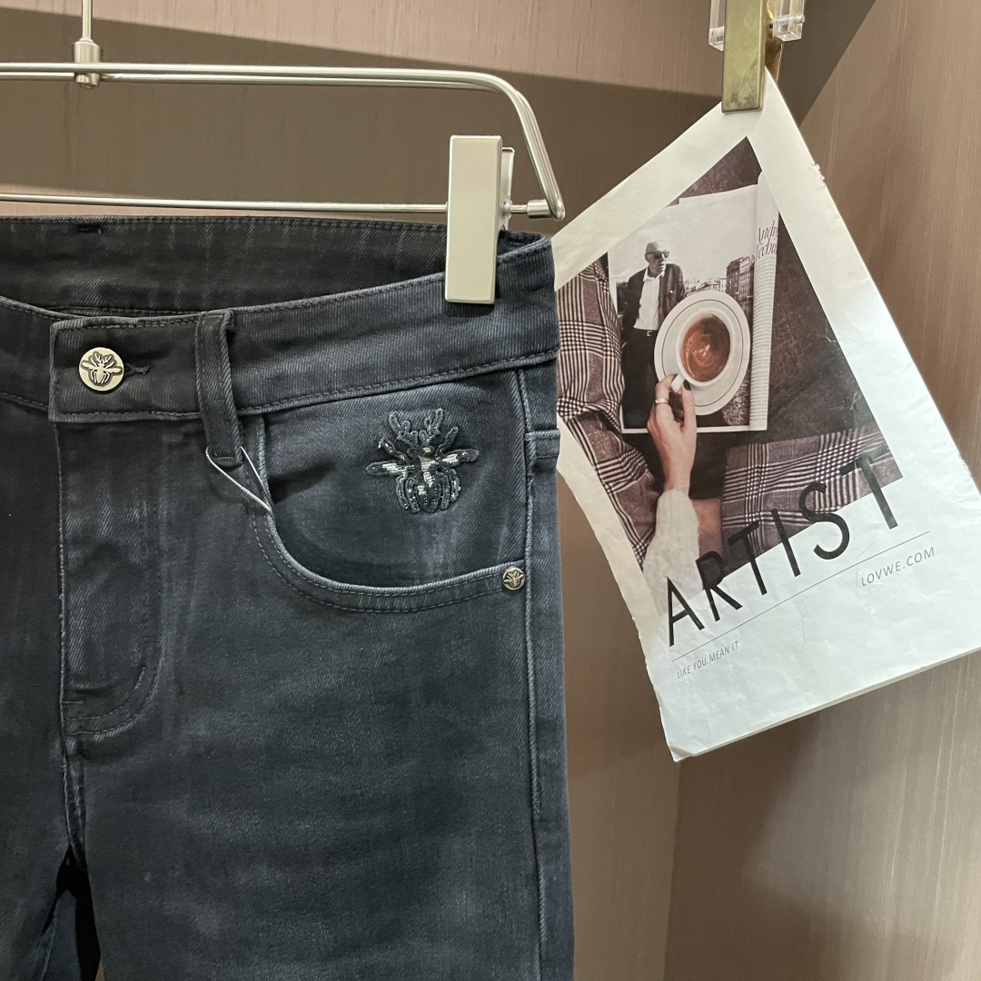 
Dior
专柜最新同款牛仔裤 面料版型做工绝绝子
好穿不挑身材在搭配上没有太多的限制 随意简洁的衬托其