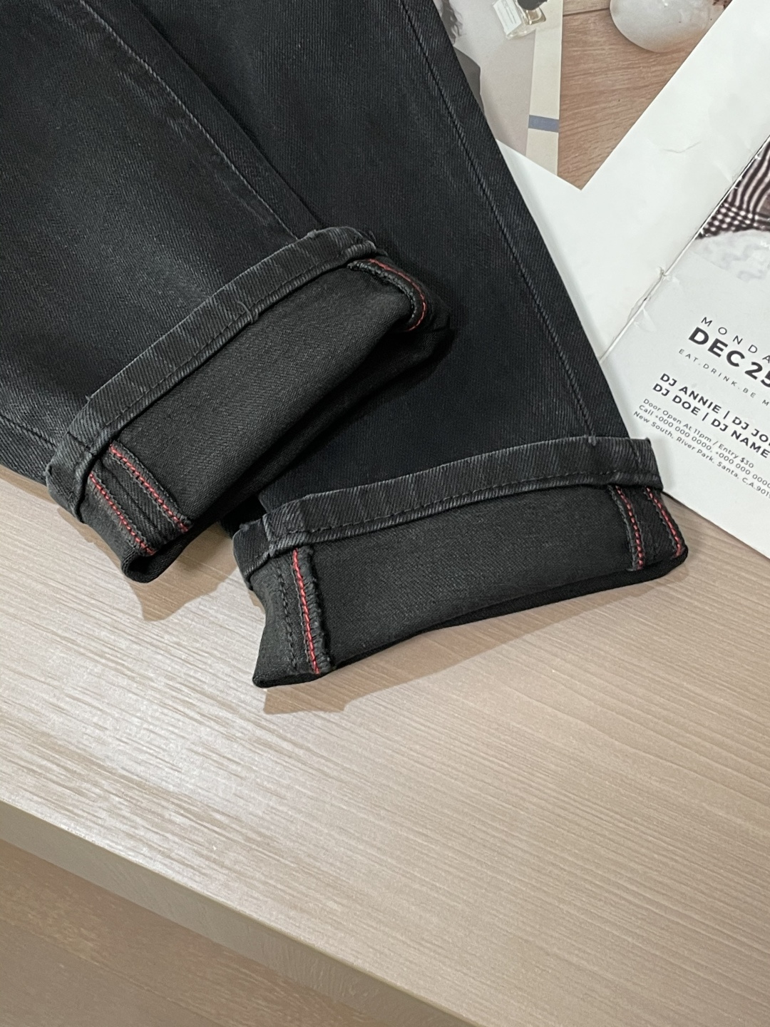 
Dior
专柜最新同款牛仔裤 面料版型做工绝绝子
好穿不挑身材在搭配上没有太多的限制 随意简洁的衬托其