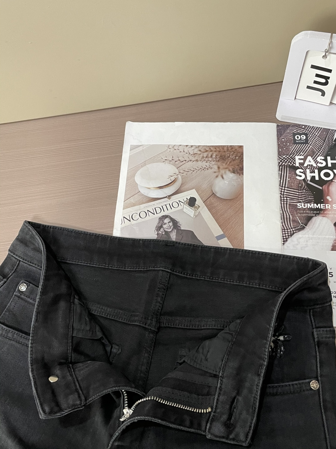 
Dior
专柜最新同款牛仔裤 面料版型做工绝绝子
好穿不挑身材在搭配上没有太多的限制 随意简洁的衬托其