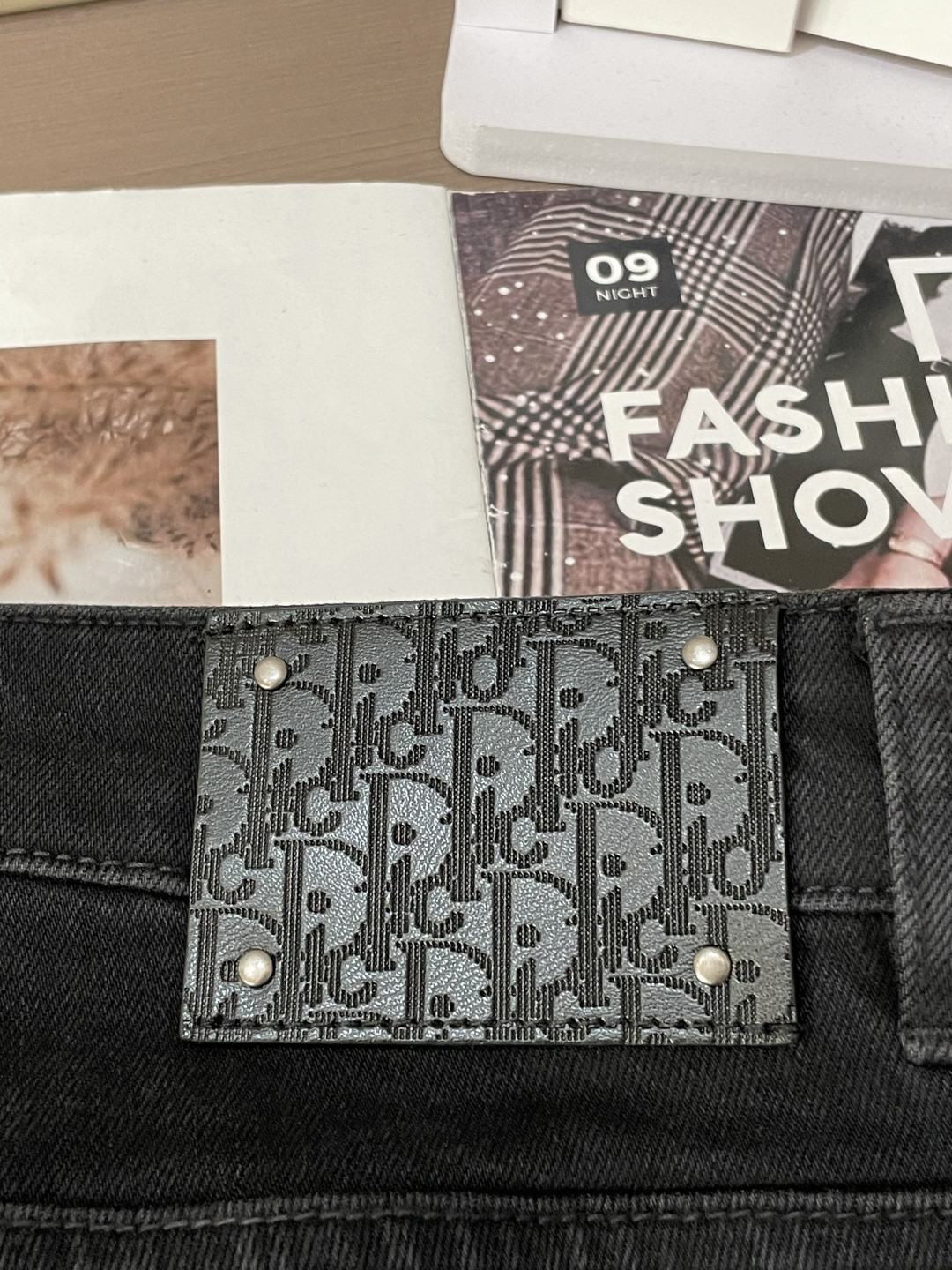 
Dior
专柜最新同款牛仔裤 面料版型做工绝绝子
好穿不挑身材在搭配上没有太多的限制 随意简洁的衬托其