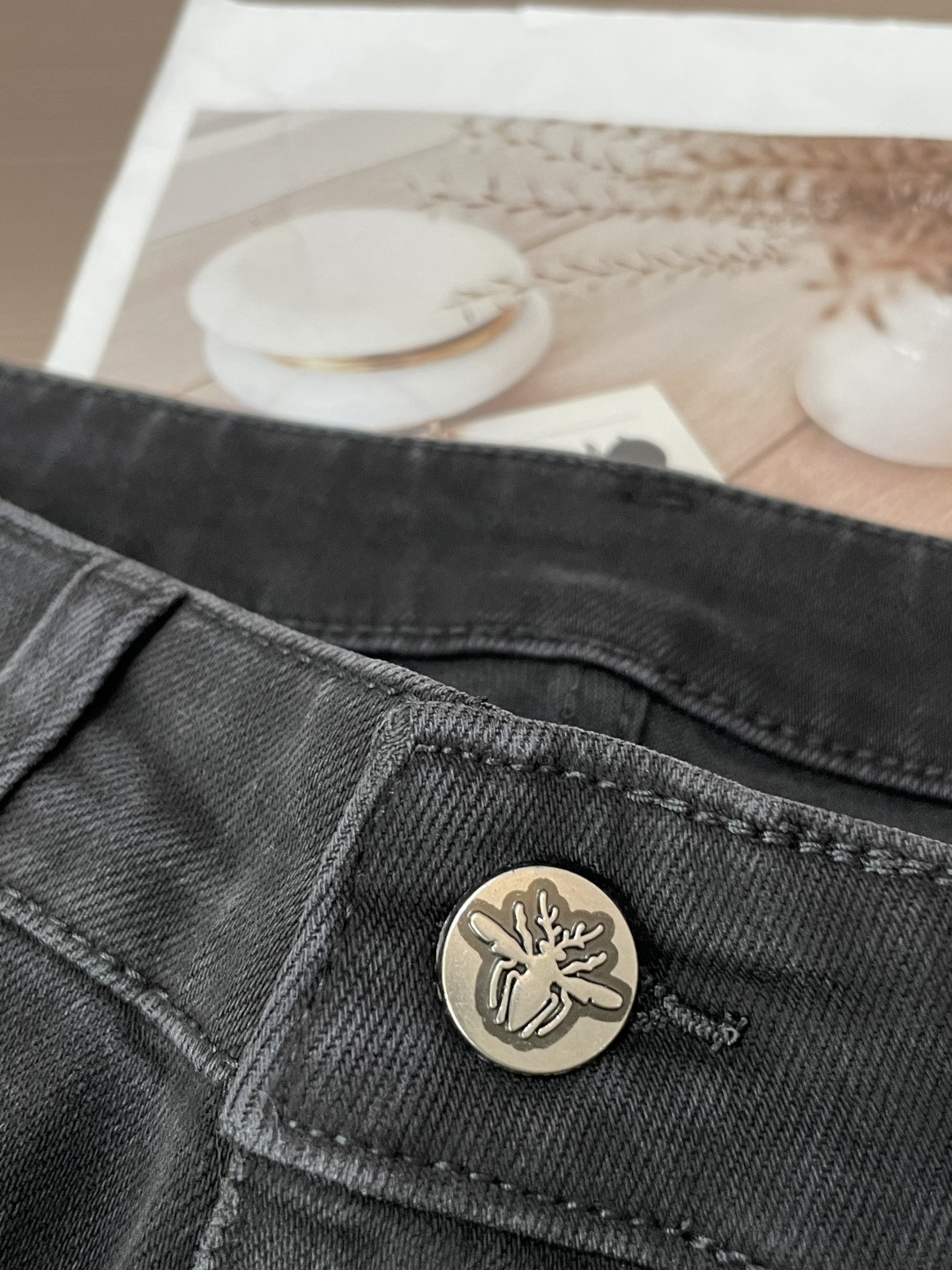 
Dior
专柜最新同款牛仔裤 面料版型做工绝绝子
好穿不挑身材在搭配上没有太多的限制 随意简洁的衬托其