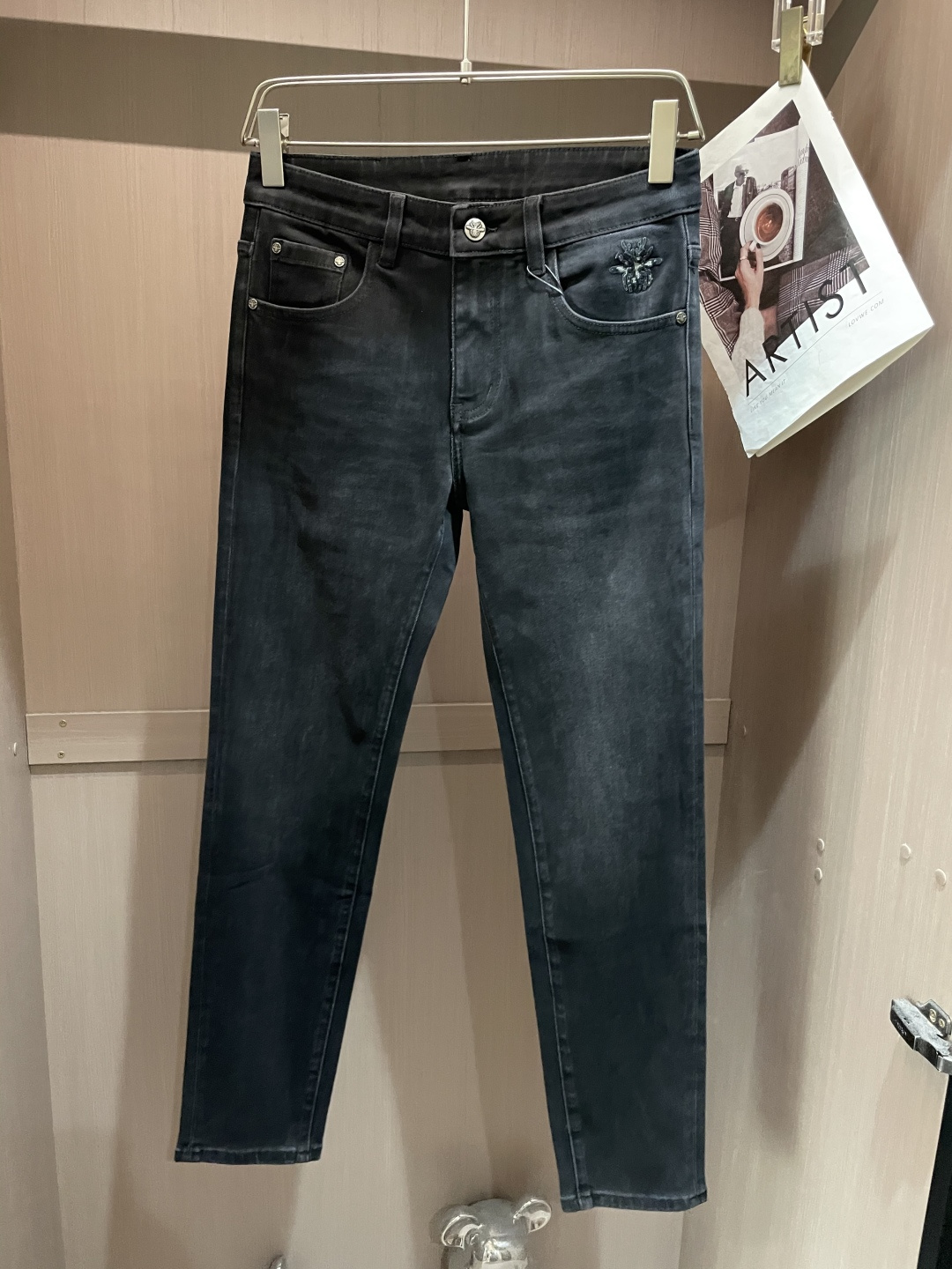 NO:512661,Dior counter has the latest same style of jeans. The fabric style is excellent. It is easy to wear and not pick on the figure. There are no restrictions on matching. It can set off other items in a simple way to show your style and posture~ You can match any style of items, match them with various T-shirts/shirts, knitted jackets. You don’t have to worry about matching when going out every day. 3 sizes 29-38,,dior,jeans,jackets & coats,shirts,tees,t-shirt,alexander wang19860909Dior 专柜最新同款牛仔裤 面料版型做工绝绝子 好穿不挑身材在搭配上没有太多的限制 随意简洁的衬托其他单品,来展现自己的风格姿态～ 可以百搭任何风格的单品,搭配各种T恤／衬衫,针织外套都可,日常外出不必再为搭配而烦恼了3 尺码 29-38,,dior,jeans,jackets & coats,shirts,tees，t-shirt,alexander wang,Men's clothing