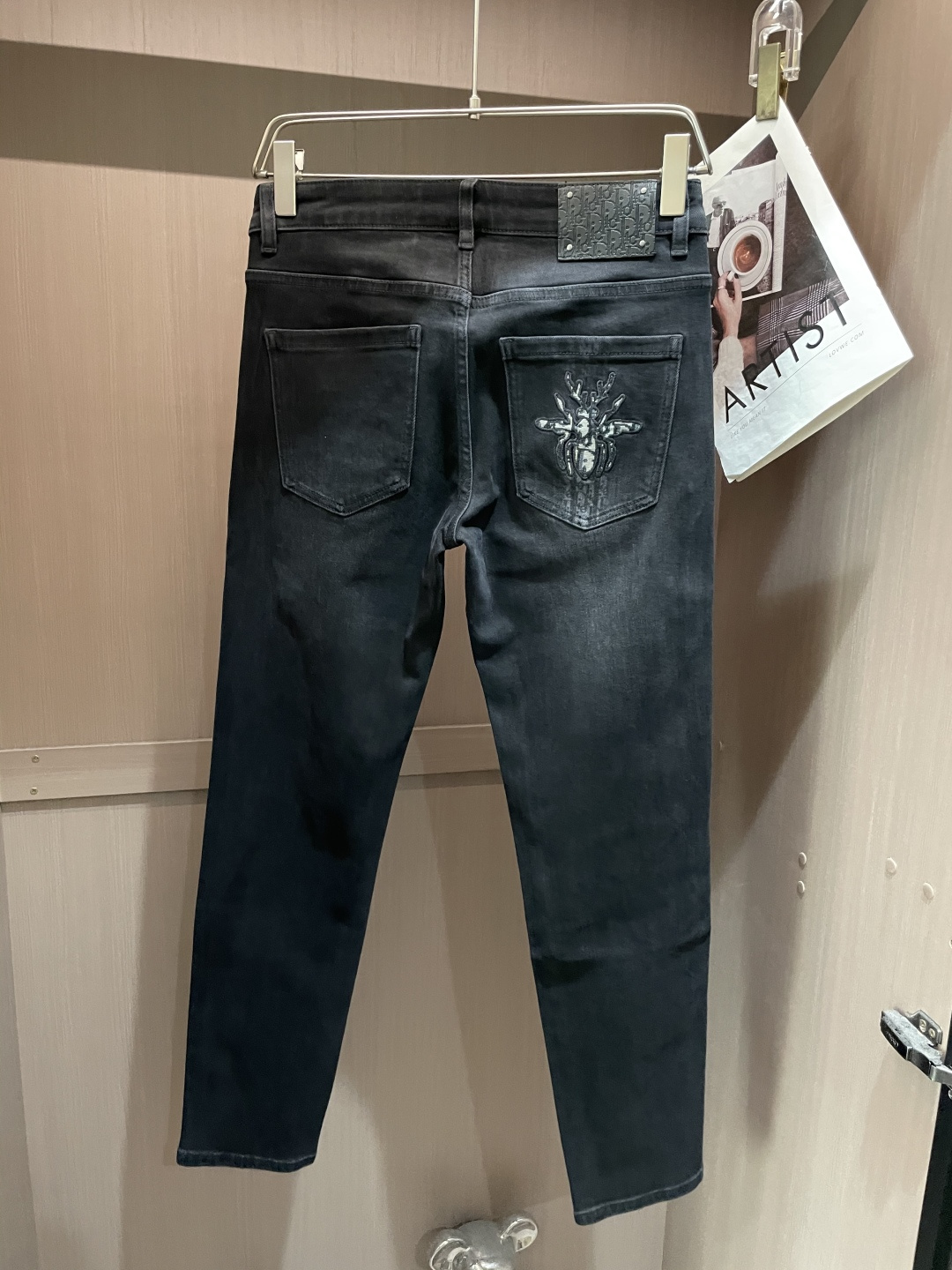 
Dior
专柜最新同款牛仔裤 面料版型做工绝绝子
好穿不挑身材在搭配上没有太多的限制 随意简洁的衬托其