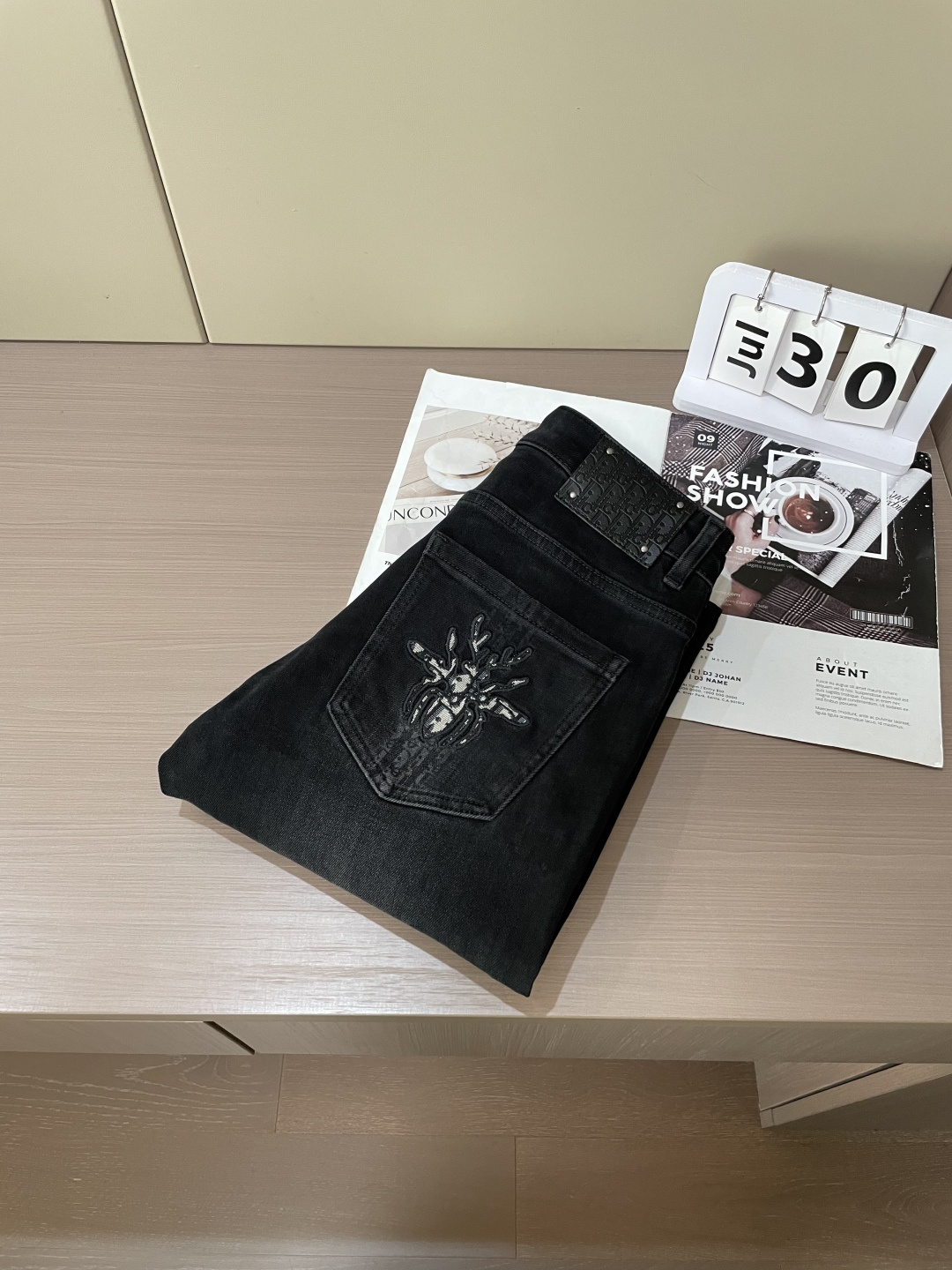 
Dior
专柜最新同款牛仔裤 面料版型做工绝绝子
好穿不挑身材在搭配上没有太多的限制 随意简洁的衬托其