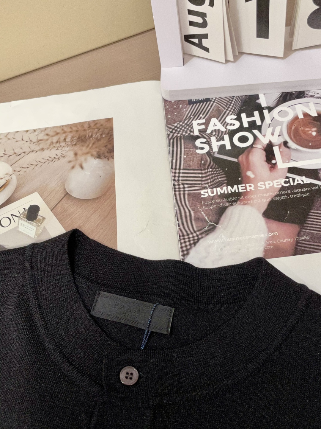 
Prad 2025ss秋冬打底新品男士针织短袖衫！独家首发 采用纤维超细与高弹的伊力特纱线织造而成，质