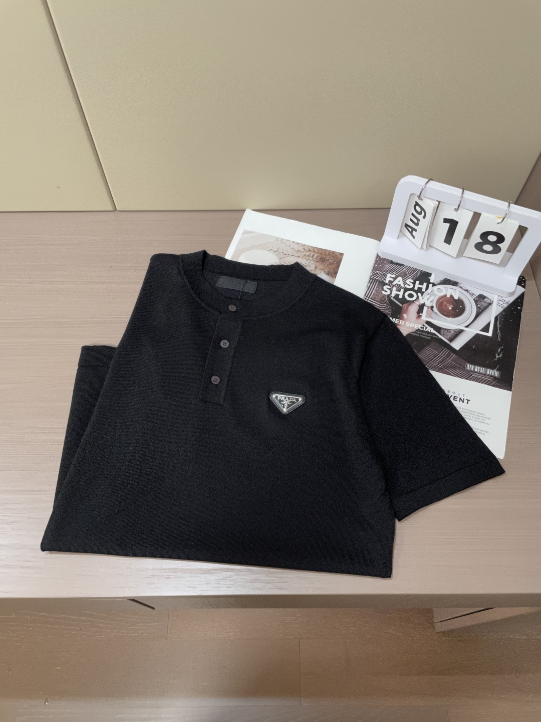 
Prad 2025ss秋冬打底新品男士针织短袖衫！独家首发 采用纤维超细与高弹的伊力特纱线织造而成，质