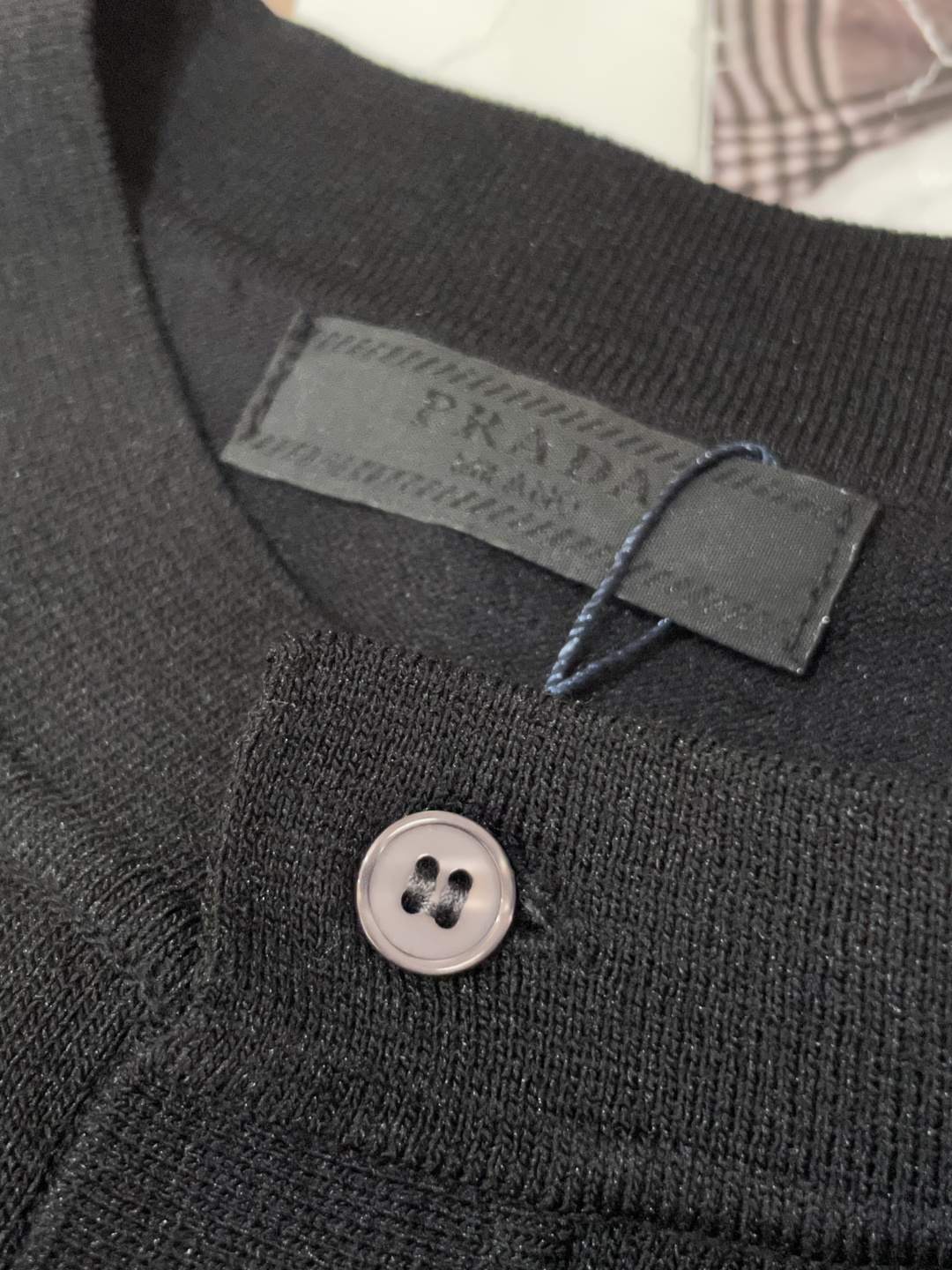 
Prad 2025ss秋冬打底新品男士针织短袖衫！独家首发 采用纤维超细与高弹的伊力特纱线织造而成，质