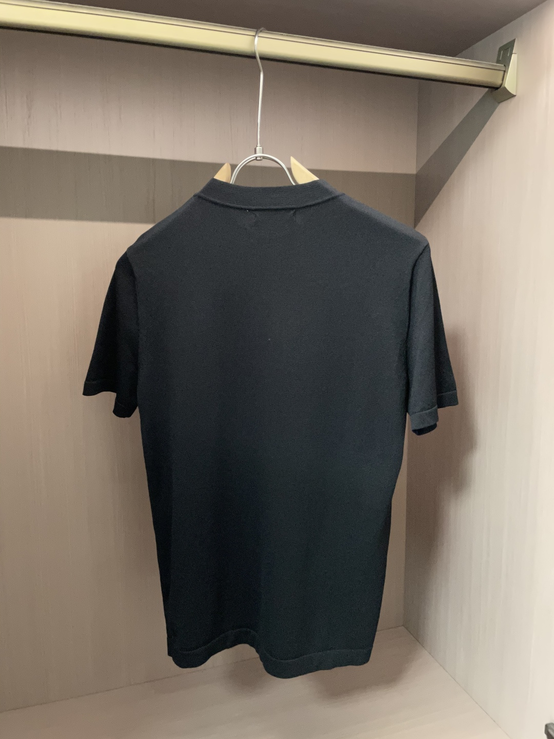 
Prad 2025ss秋冬打底新品男士针织短袖衫！独家首发 采用纤维超细与高弹的伊力特纱线织造而成，质