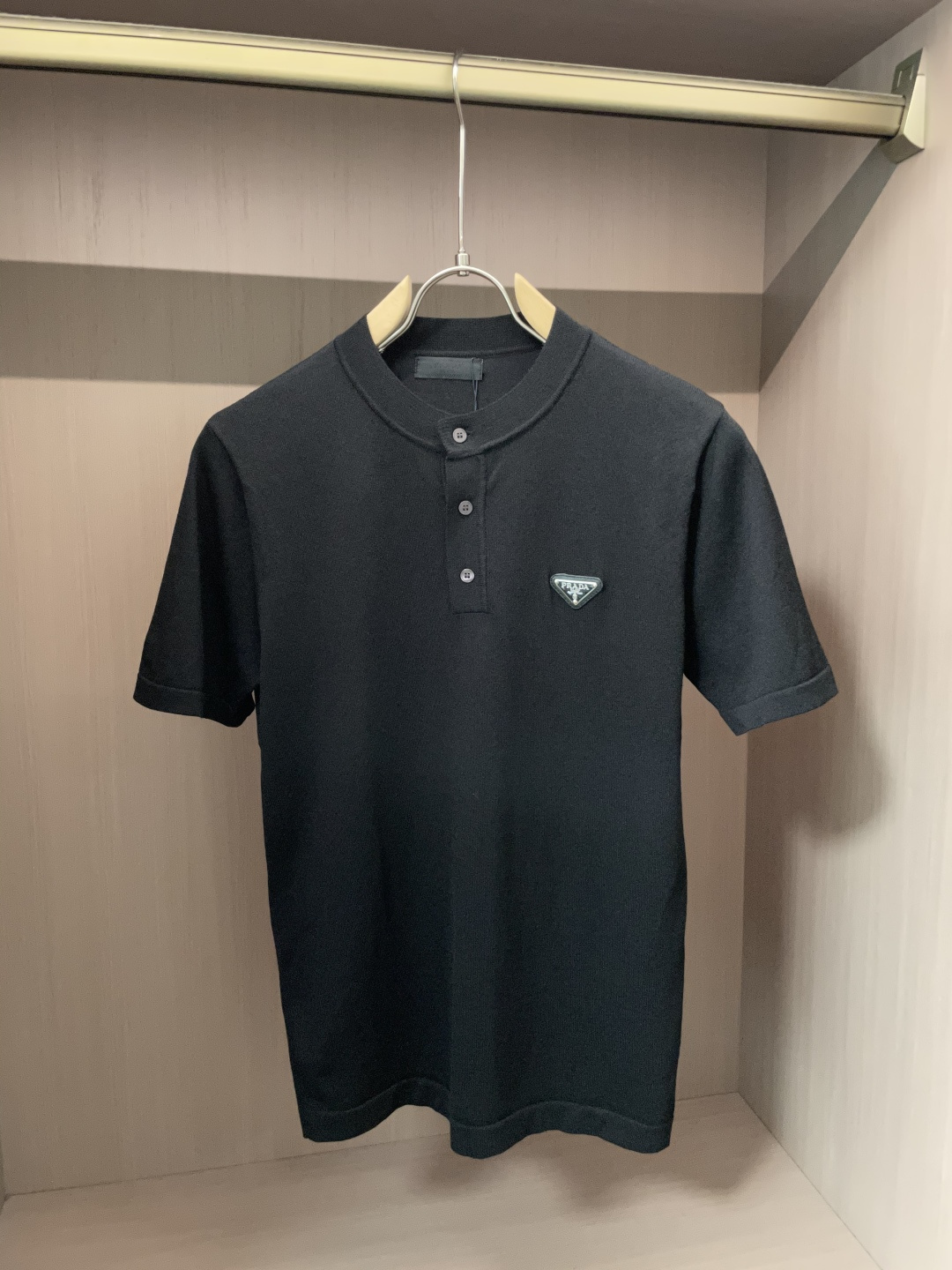 NO:513297,Prad 2025ss autumn and winter base new men's knitted short-sleeved shirt!  Exclusive first release is made of ultra-fine fiber and high elastic Yilit yarn. The texture and texture are super soft, very thin and soft, and the feel is extremely delicate and silky. The finer the yarn, the harder it is to work, and it is very time-consuming and material-consuming. It is a super rare product. The particularity of the fabric of each piece of clothing makes it silky soft and lubricating. The unique embroidery pattern on the chest can feel its softness and smoothness when it comes into contact with the skin!  The overall simple and atmospheric, continues the classic, calm and atmospheric, and naturally exudes casual and elegant Size M-3XL, prada, T-shirt, alexander wang19860909Prad 2025ss秋冬打底新品男士针织短袖衫！独家首发 采用纤维超细与高弹的伊力特纱线织造而成,质感与纹理都是超级的柔和,非常的轻薄柔软,手感极其的细腻丝滑,纱线越细做工就越难,并且非常的耗时耗料,超级难得一见的佳品,每件衣服的面料的特殊性使它具有丝般的柔软和润滑,胸前独特刺绣图案,与肌肤接触就能感觉到它的柔软和爽滑！整体简洁、大气,延续经典,沉稳大气的经典配色,自然散发出的休闲儒雅 尺码M-3XL,,prada,T-shirt,alexander wang,Men's clothing