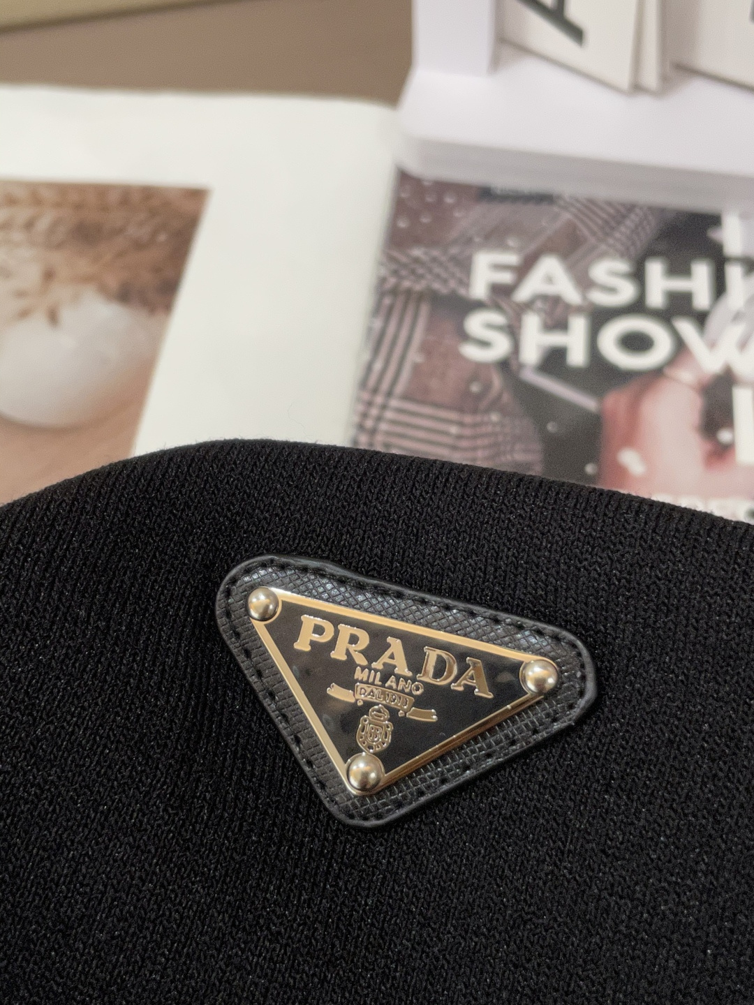 
Prad 2025ss秋冬打底新品男士针织短袖衫！独家首发 采用纤维超细与高弹的伊力特纱线织造而成，质