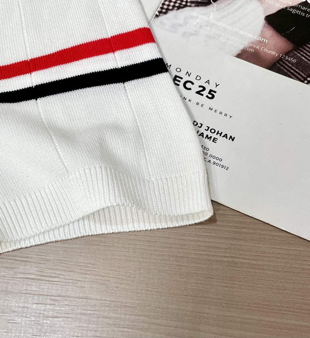 
TB 2025ss秋冬打底新品男士针织短袖衫！独家首发 采用纤维超细与高弹的伊力特纱线织造而成，质感与