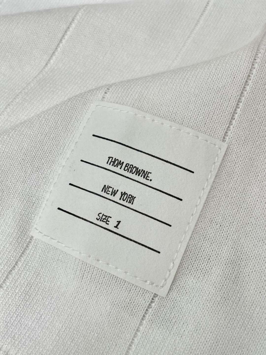 
TB 2025ss秋冬打底新品男士针织短袖衫！独家首发 采用纤维超细与高弹的伊力特纱线织造而成，质感与