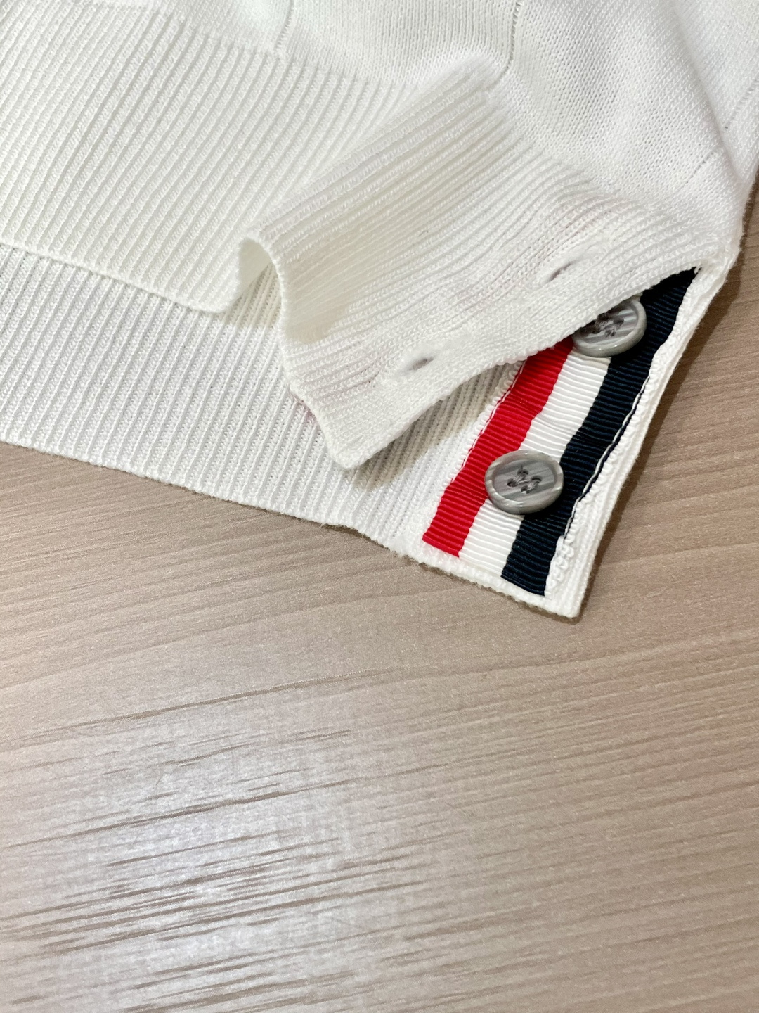 
TB 2025ss秋冬打底新品男士针织短袖衫！独家首发 采用纤维超细与高弹的伊力特纱线织造而成，质感与