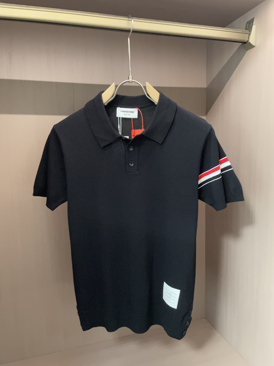 
TB 2025ss秋冬打底新品男士针织短袖衫！独家首发 采用纤维超细与高弹的伊力特纱线织造而成，质感与