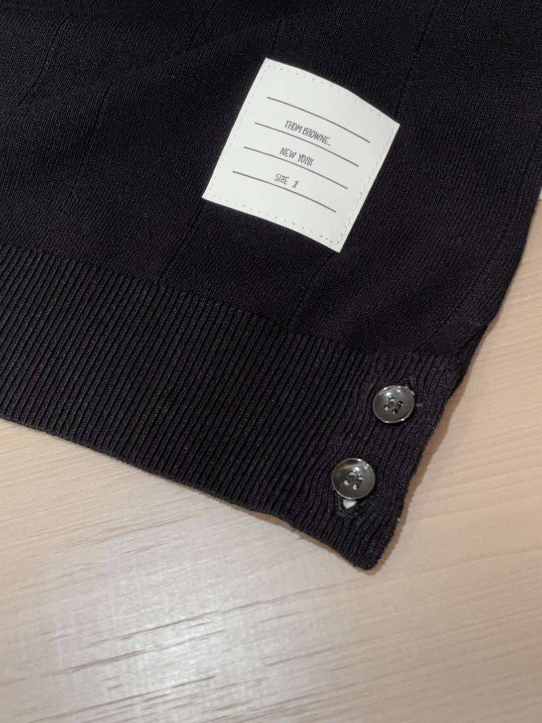 
TB 2025ss秋冬打底新品男士针织短袖衫！独家首发 采用纤维超细与高弹的伊力特纱线织造而成，质感与