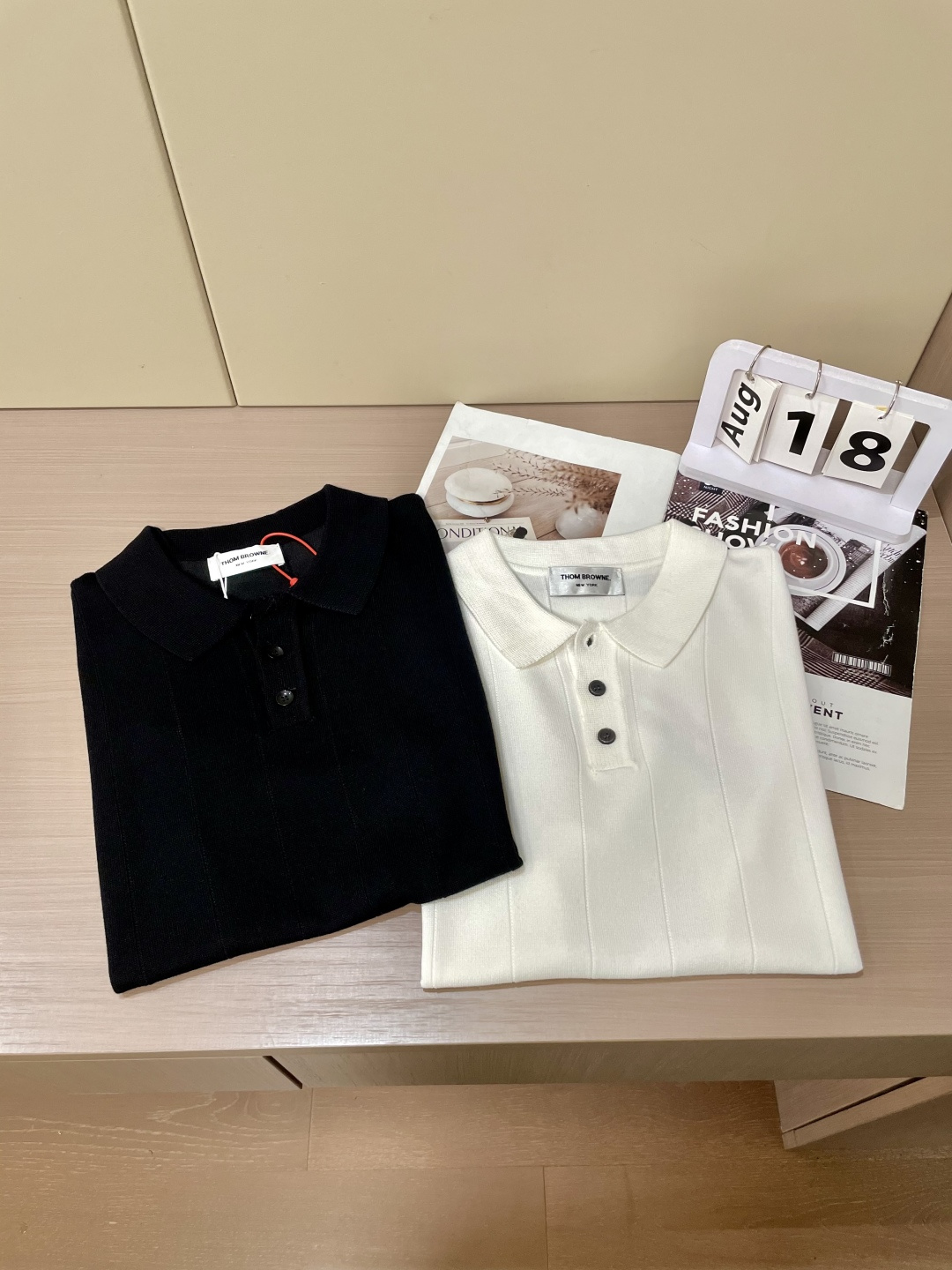 
TB 2025ss秋冬打底新品男士针织短袖衫！独家首发 采用纤维超细与高弹的伊力特纱线织造而成，质感与