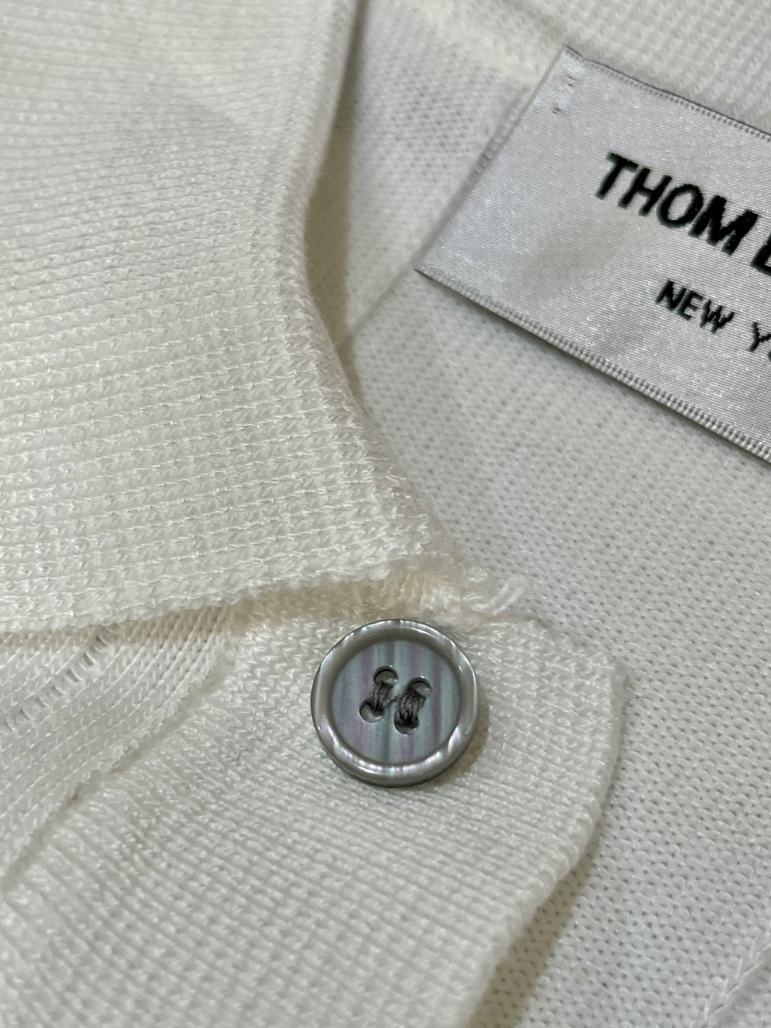 
TB 2025ss秋冬打底新品男士针织短袖衫！独家首发 采用纤维超细与高弹的伊力特纱线织造而成，质感与