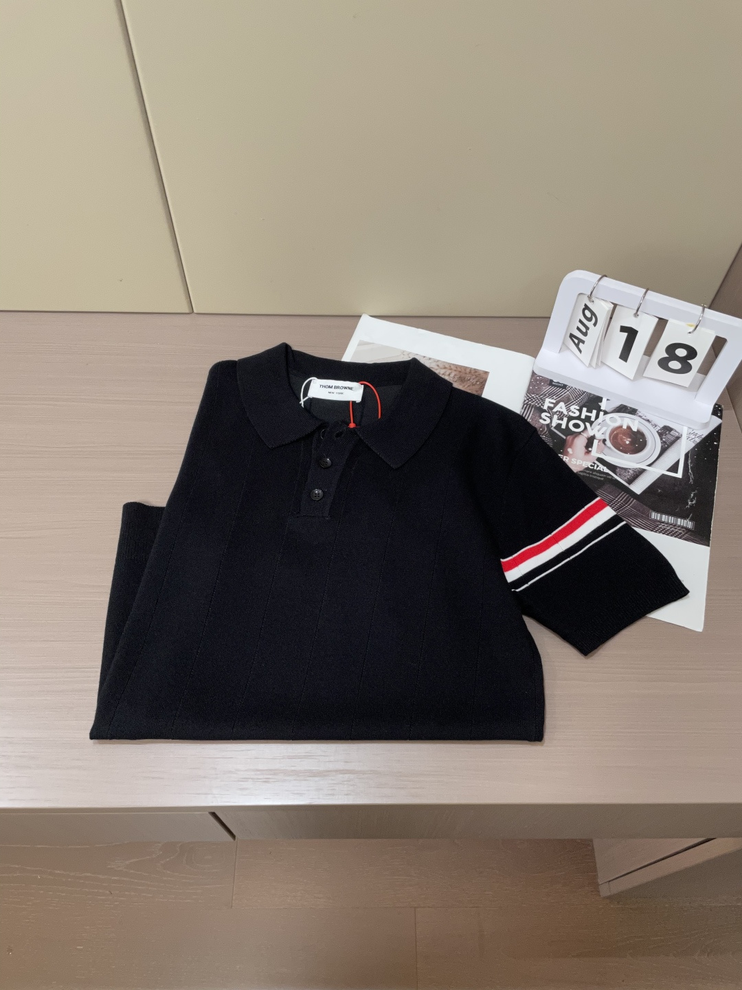 
TB 2025ss秋冬打底新品男士针织短袖衫！独家首发 采用纤维超细与高弹的伊力特纱线织造而成，质感与