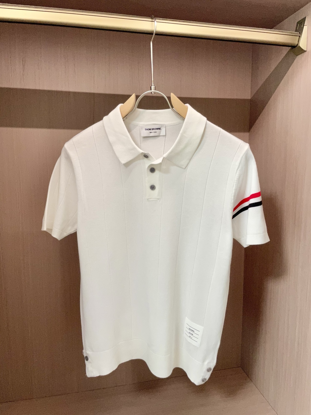 
TB 2025ss秋冬打底新品男士针织短袖衫！独家首发 采用纤维超细与高弹的伊力特纱线织造而成，质感与