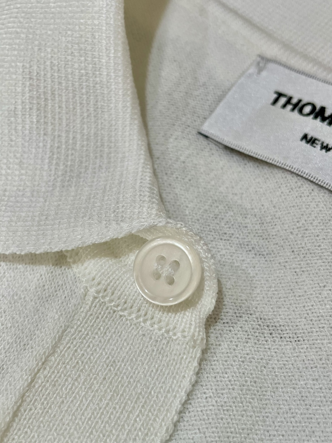 
TB 2025ss秋冬打底新品男士针织短袖衫！独家首发 采用纤维超细与高弹的伊力特纱线织造而成，质感与