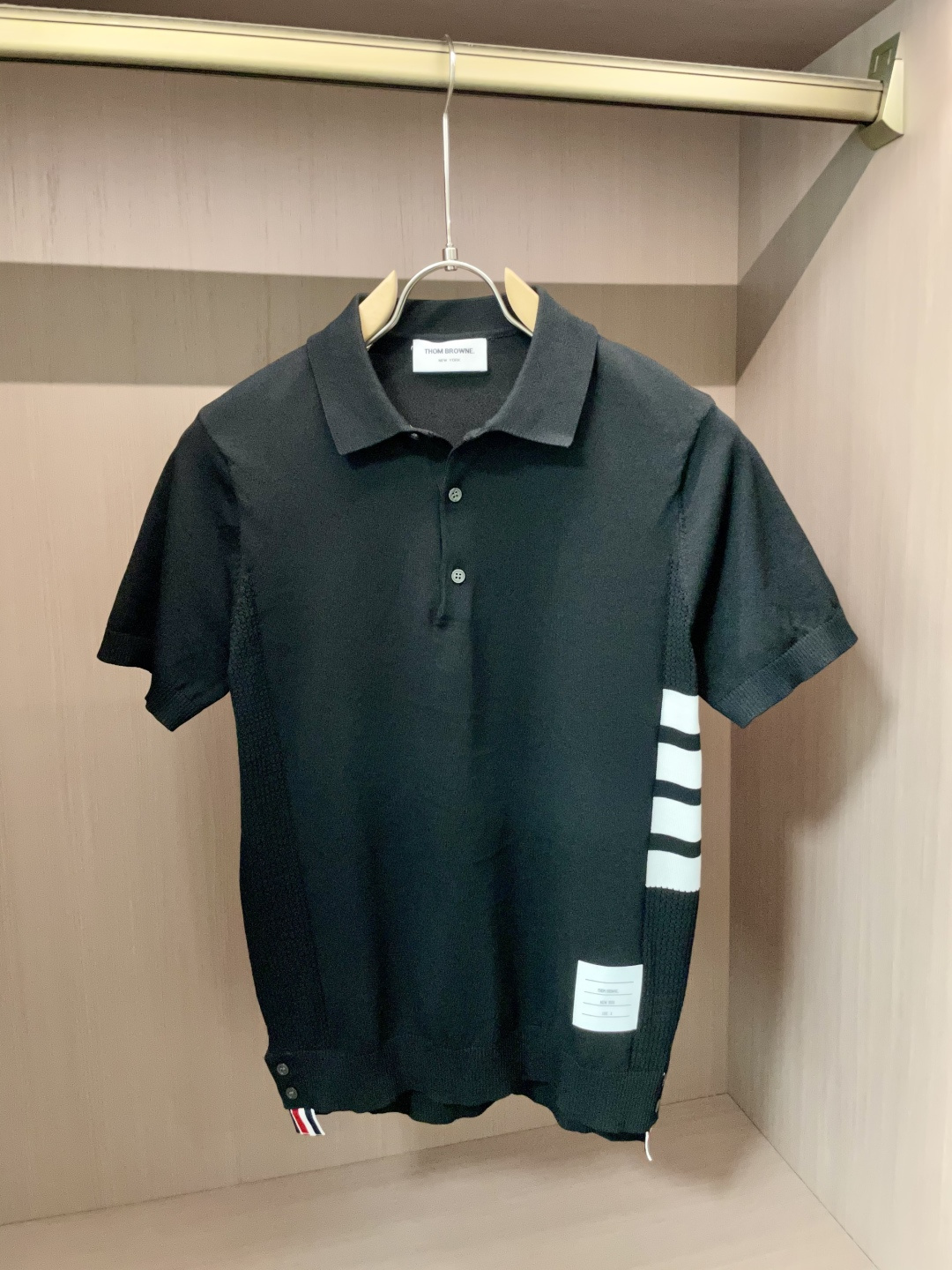 
TB 2025ss秋冬打底新品男士针织短袖衫！独家首发 采用纤维超细与高弹的伊力特纱线织造而成，质感与