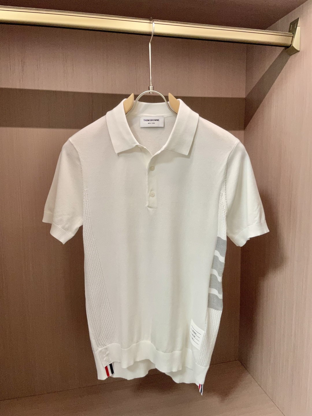 
TB 2025ss秋冬打底新品男士针织短袖衫！独家首发 采用纤维超细与高弹的伊力特纱线织造而成，质感与