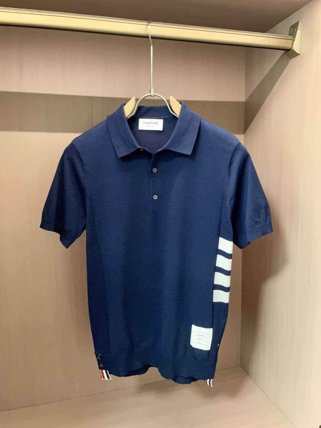 NO:513299,TB 2025ss autumn and winter base new men's knitted short-sleeved shirt!  Exclusive first release is made of ultra-fine fiber and high elastic Yilit yarn. The texture and texture are super soft, very thin and soft, and the feel is extremely delicate and silky. The finer the yarn, the harder it is to work, and it is very time-consuming and material-consuming. It is a super rare product. The particularity of the fabric of each piece of clothing makes it silky soft and lubricating. The unique embroidery pattern on the chest can feel its softness and smoothness when it comes into contact with the skin!  The overall simple and atmospheric, continues the classic, calm and atmospheric, and naturally exudes casual and elegant Size M-3XL, T-shirt, alexander wang19860909TB 2025ss秋冬打底新品男士针织短袖衫！独家首发 采用纤维超细与高弹的伊力特纱线织造而成,质感与纹理都是超级的柔和,非常的轻薄柔软,手感极其的细腻丝滑,纱线越细做工就越难,并且非常的耗时耗料,超级难得一见的佳品,每件衣服的面料的特殊性使它具有丝般的柔软和润滑,胸前独特刺绣图案,与肌肤接触就能感觉到它的柔软和爽滑！整体简洁、大气,延续经典,沉稳大气的经典配色,自然散发出的休闲儒雅 尺码M-3XL,,T-shirt,alexander wang,Men's clothing