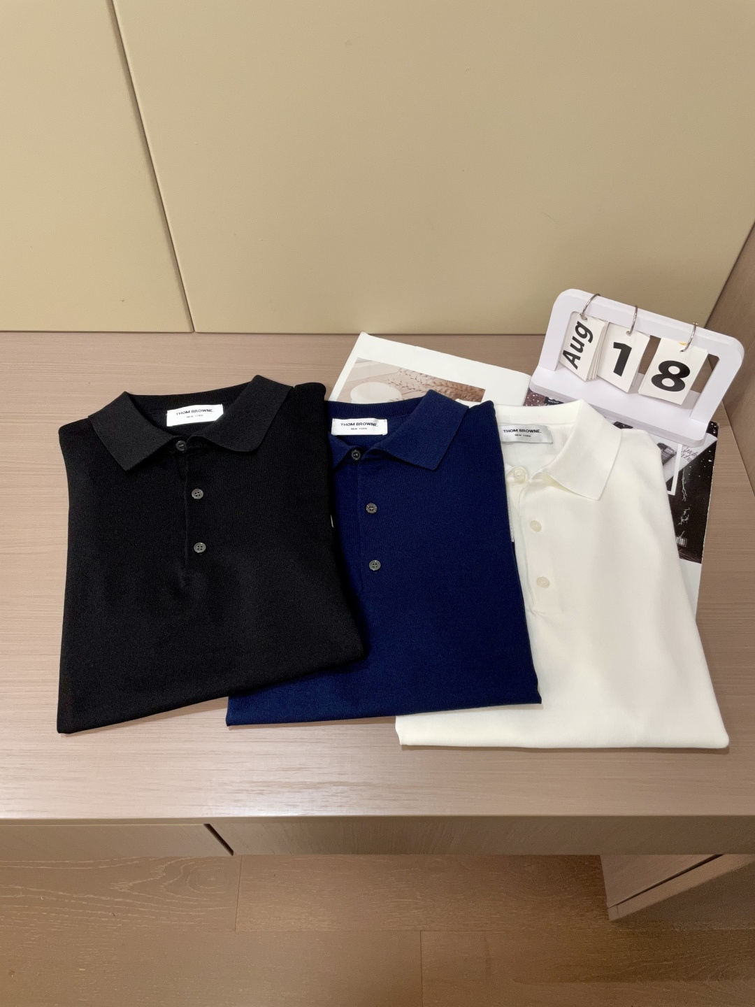 
TB 2025ss秋冬打底新品男士针织短袖衫！独家首发 采用纤维超细与高弹的伊力特纱线织造而成，质感与