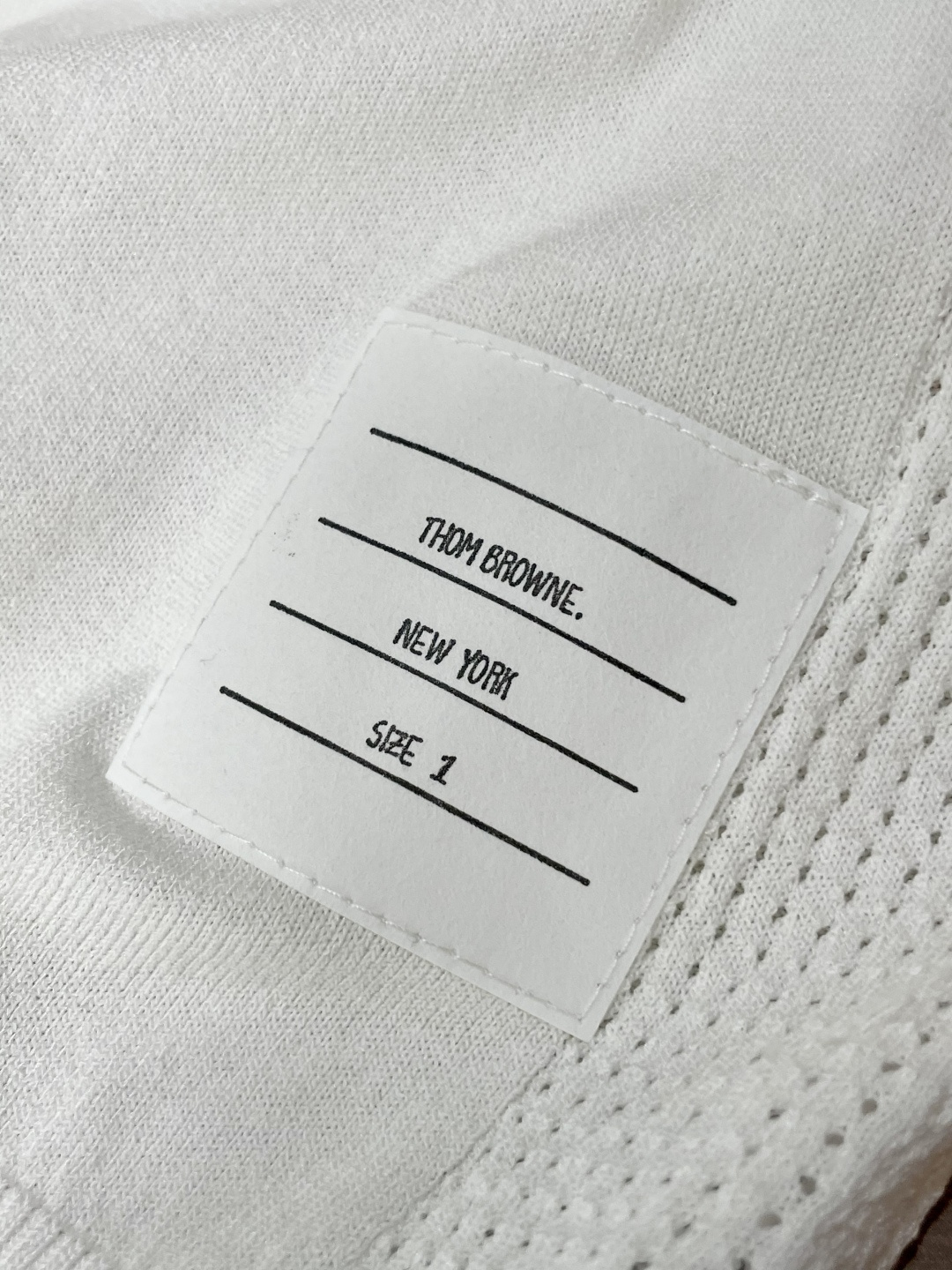 
TB 2025ss秋冬打底新品男士针织短袖衫！独家首发 采用纤维超细与高弹的伊力特纱线织造而成，质感与