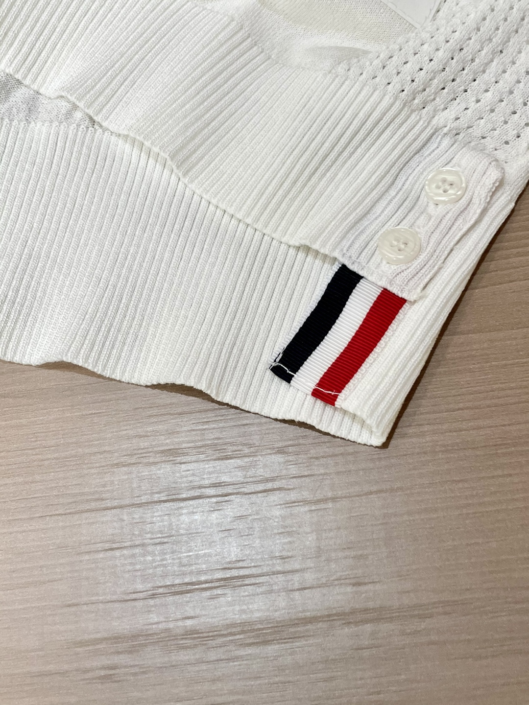 
TB 2025ss秋冬打底新品男士针织短袖衫！独家首发 采用纤维超细与高弹的伊力特纱线织造而成，质感与