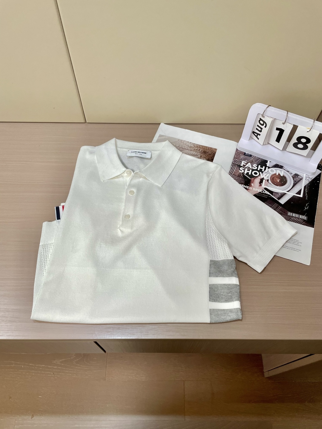 
TB 2025ss秋冬打底新品男士针织短袖衫！独家首发 采用纤维超细与高弹的伊力特纱线织造而成，质感与