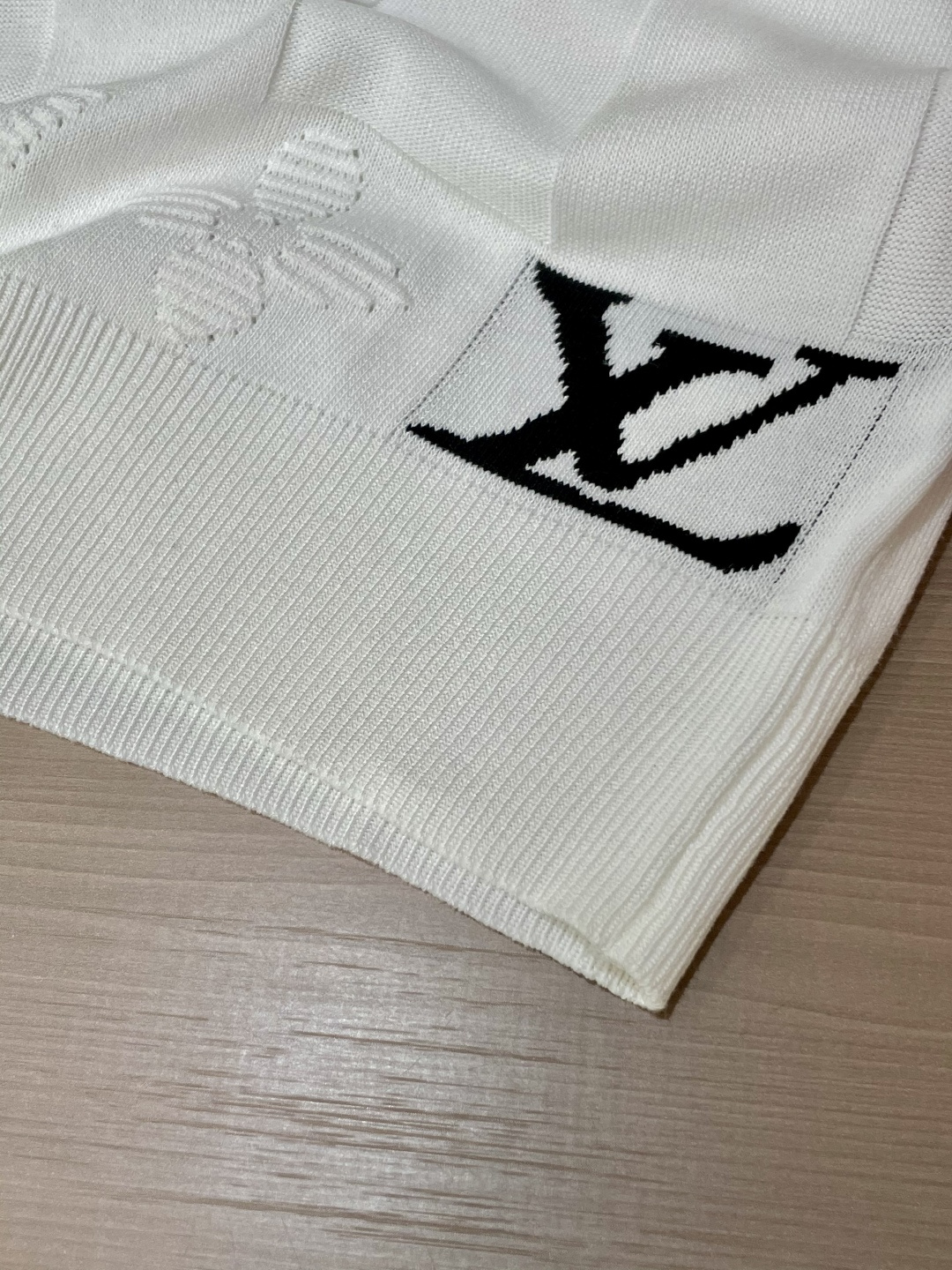 
Lv 2025ss秋冬打底新品男士针织短袖衫！独家首发 采用纤维超细与高弹的伊力特纱线织造而成，质感与