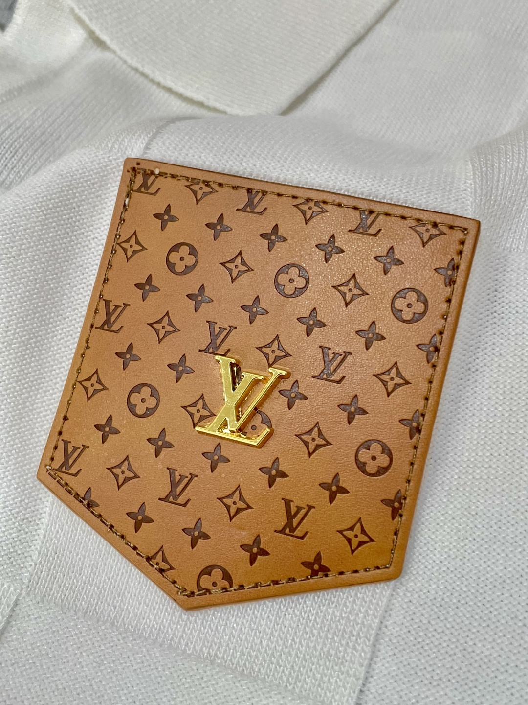 
Lv 2025ss秋冬打底新品男士针织短袖衫！独家首发 采用纤维超细与高弹的伊力特纱线织造而成，质感与