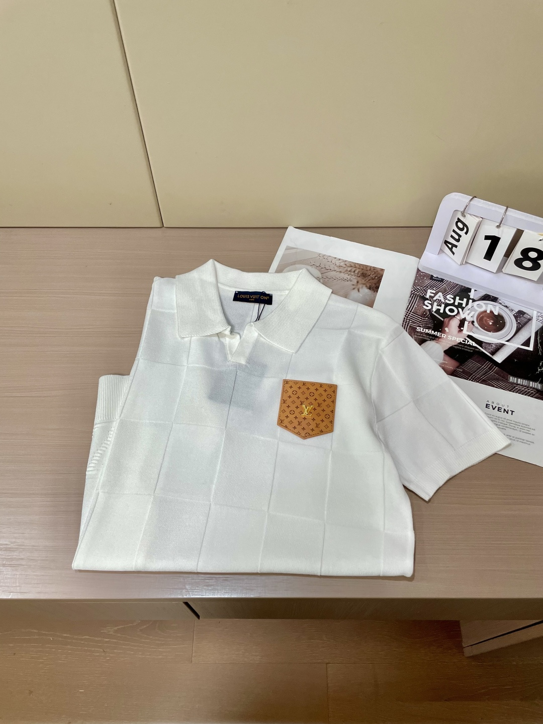 
Lv 2025ss秋冬打底新品男士针织短袖衫！独家首发 采用纤维超细与高弹的伊力特纱线织造而成，质感与