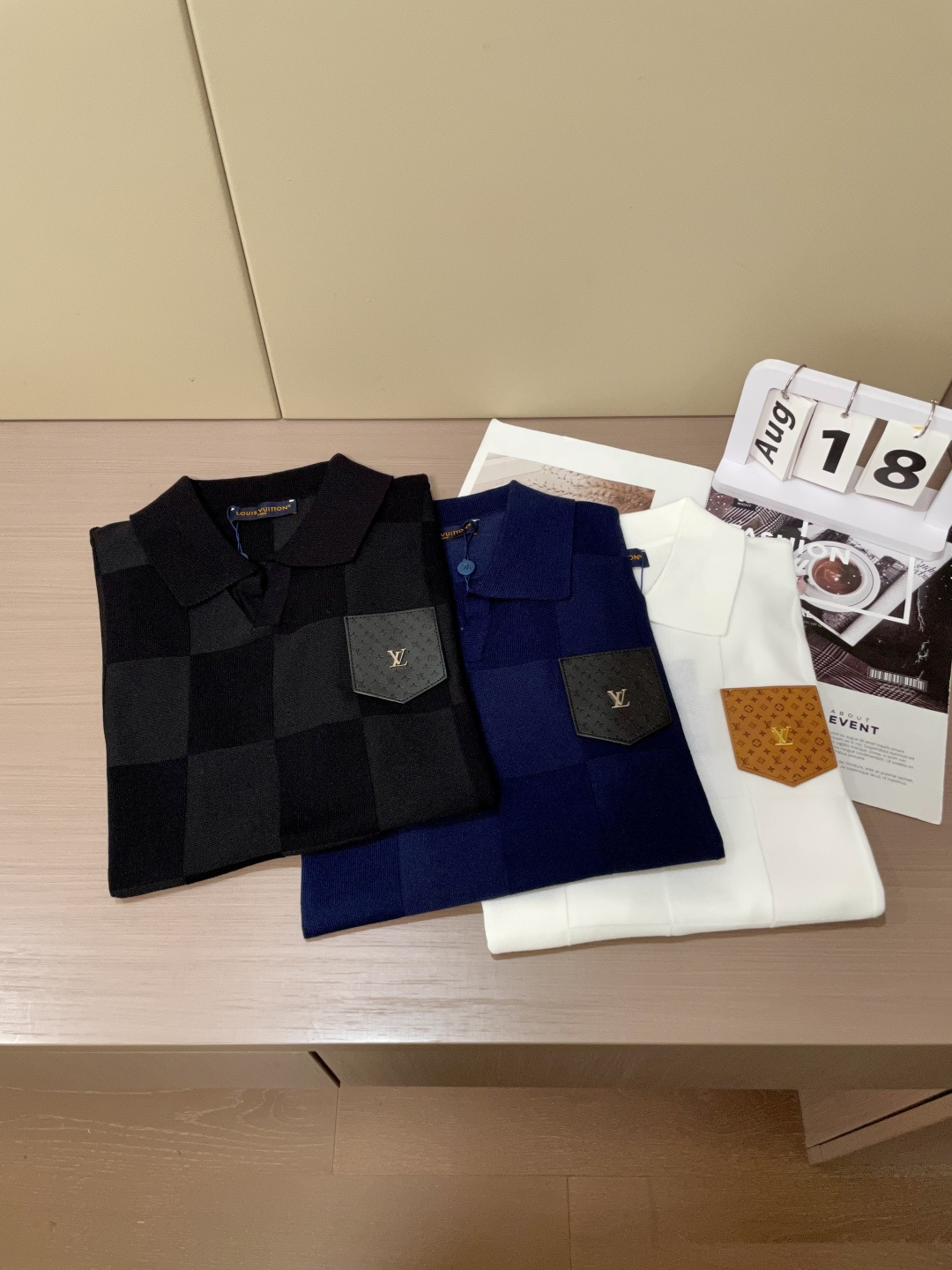 
Lv 2025ss秋冬打底新品男士针织短袖衫！独家首发 采用纤维超细与高弹的伊力特纱线织造而成，质感与