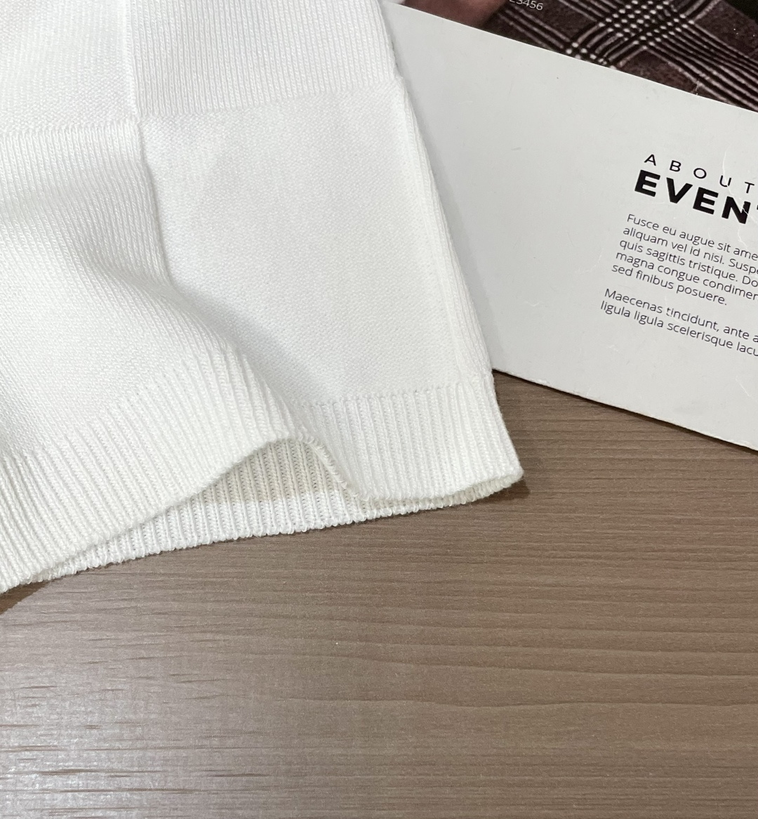 
Lv 2025ss秋冬打底新品男士针织短袖衫！独家首发 采用纤维超细与高弹的伊力特纱线织造而成，质感与