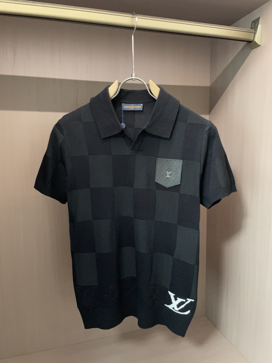 
Lv 2025ss秋冬打底新品男士针织短袖衫！独家首发 采用纤维超细与高弹的伊力特纱线织造而成，质感与