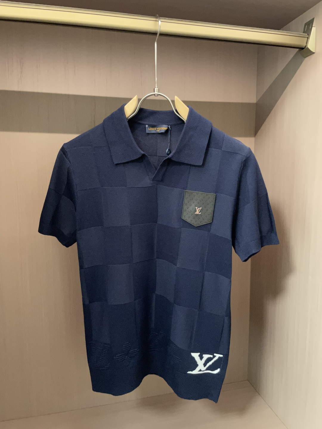 NO:513301,Lv 2025ss autumn and winter base new men's knitted short-sleeved shirt!  Exclusive first release is made of ultra-fine fiber and high elastic Yilit yarn. The texture and texture are super soft, very thin and soft, and the feel is extremely delicate and silky. The finer the yarn, the harder it is to work, and it is very time-consuming and material-consuming. It is a super rare product. The particularity of the fabric of each piece of clothing makes it silky soft and lubricating. The unique embroidery pattern on the chest can feel its softness and smoothness when it comes into contact with the skin!  The overall simple and atmospheric, continues the classic, calm and atmospheric, and naturally exudes casual and elegant Size M-3XL, louis vuitton, T-shirt, alexander wang19860909Lv 2025ss秋冬打底新品男士针织短袖衫！独家首发 采用纤维超细与高弹的伊力特纱线织造而成,质感与纹理都是超级的柔和,非常的轻薄柔软,手感极其的细腻丝滑,纱线越细做工就越难,并且非常的耗时耗料,超级难得一见的佳品,每件衣服的面料的特殊性使它具有丝般的柔软和润滑,胸前独特刺绣图案,与肌肤接触就能感觉到它的柔软和爽滑！整体简洁、大气,延续经典,沉稳大气的经典配色,自然散发出的休闲儒雅 尺码M-3XL,,louis vuitton,T-shirt,alexander wang,Men's clothing