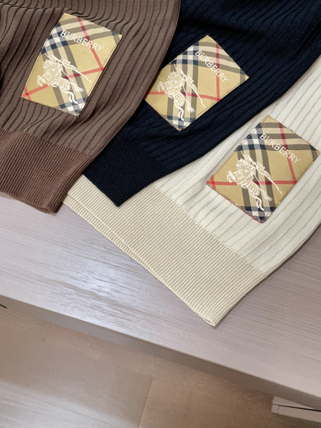 
BUR 2025ss秋冬打底新品男士针织短袖衫！独家首发 采用纤维超细与高弹的伊力特纱线织造而成，质感