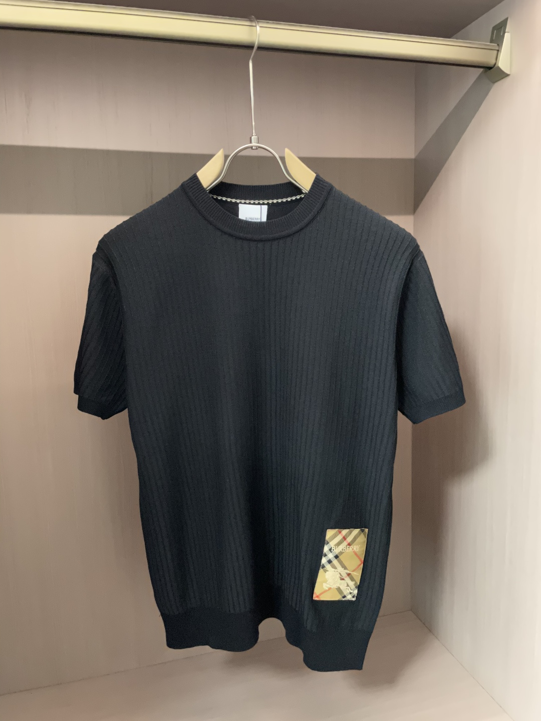 
BUR 2025ss秋冬打底新品男士针织短袖衫！独家首发 采用纤维超细与高弹的伊力特纱线织造而成，质感