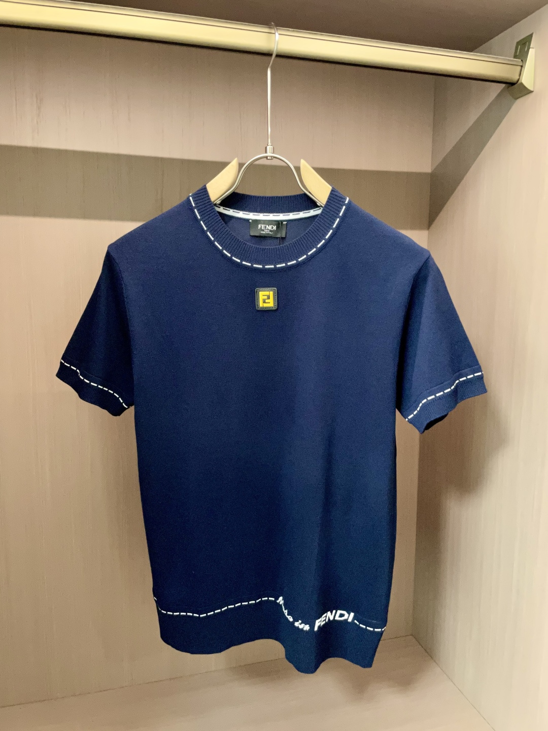 NO:513303,FD 2025ss autumn and winter base new men's knitted short-sleeved shirt!  Exclusive first release is made of ultra-fine fiber and high elastic Yilit yarn. The texture and texture are super soft, very thin and soft, and the feel is extremely delicate and silky. The finer the yarn, the harder it is to work, and it is very time-consuming and material-consuming. It is a super rare product. The particularity of the fabric of each piece of clothing makes it silky soft and lubricating. The unique embroidery pattern on the chest can feel its softness and smoothness when it comes into contact with the skin!  The overall simple and atmospheric, continues the classic, calm and atmospheric, and naturally exudes casual and elegant Size M-3XL, T-shirt, alexander wang19860909FD 2025ss秋冬打底新品男士针织短袖衫！独家首发 采用纤维超细与高弹的伊力特纱线织造而成,质感与纹理都是超级的柔和,非常的轻薄柔软,手感极其的细腻丝滑,纱线越细做工就越难,并且非常的耗时耗料,超级难得一见的佳品,每件衣服的面料的特殊性使它具有丝般的柔软和润滑,胸前独特刺绣图案,与肌肤接触就能感觉到它的柔软和爽滑！整体简洁、大气,延续经典,沉稳大气的经典配色,自然散发出的休闲儒雅 尺码M-3XL,,T-shirt,alexander wang,Men's clothing