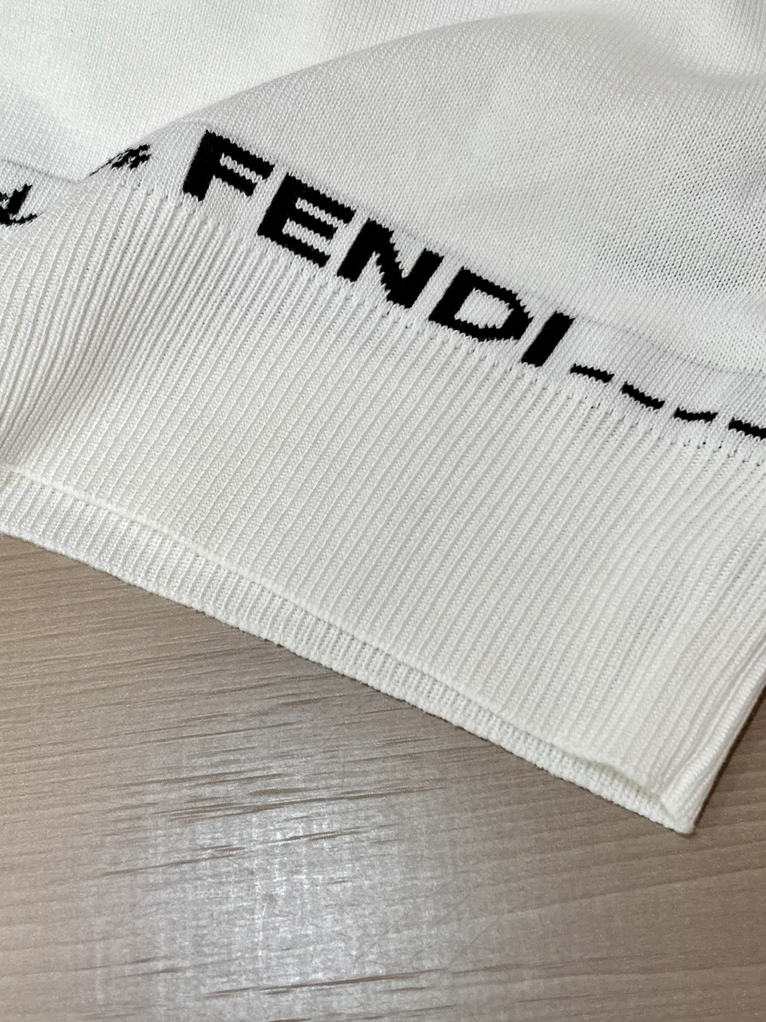 
FD 2025ss秋冬打底新品男士针织短袖衫！独家首发 采用纤维超细与高弹的伊力特纱线织造而成，质感与