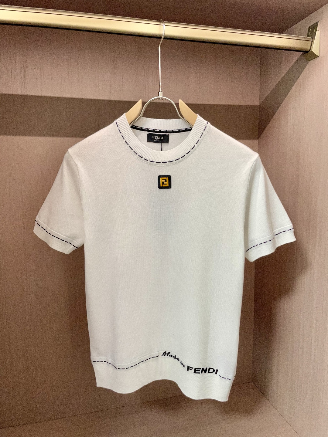 
FD 2025ss秋冬打底新品男士针织短袖衫！独家首发 采用纤维超细与高弹的伊力特纱线织造而成，质感与