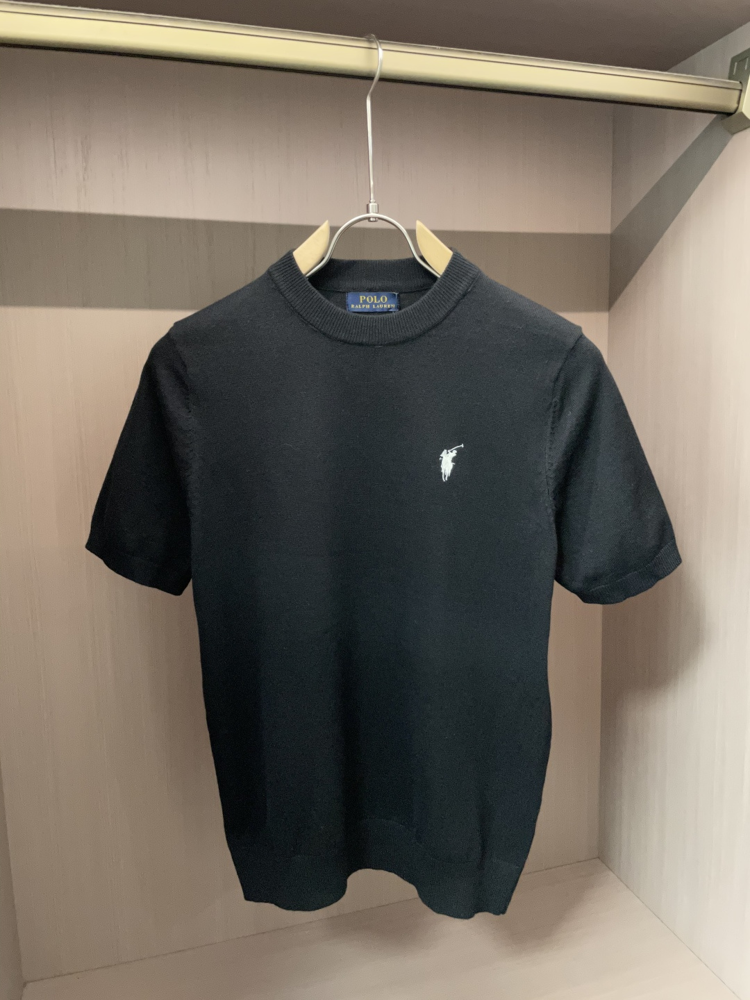 
拉夫劳伦 2025ss秋冬打底新品男士针织短袖衫！独家首发 采用纤维超细与高弹的伊力特纱线织造而成，质