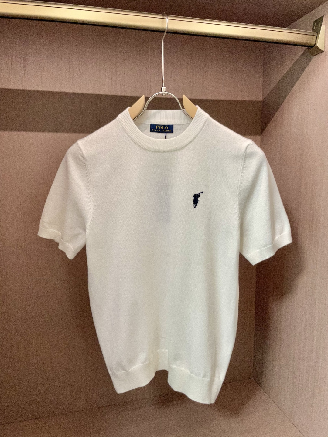 NO:513306,Ruff Lauren 2025ss Autumn and Winter Base New Men's Knitted Short Sleeve Shirt!  Exclusive first release is made of ultra-fine fiber and high elastic Yilit yarn. The texture and texture are super soft, very thin and soft, and the feel is extremely delicate and silky. The finer the yarn, the harder it is to work, and it is very time-consuming and material-consuming. It is a super rare product. The particularity of the fabric of each piece of clothing makes it silky soft and lubricating. The unique embroidery pattern on the chest can feel its softness and smoothness when it comes into contact with the skin!  The overall simple and atmospheric, continues the classic, calm and atmospheric, and naturally exudes casual and elegant Size M-3XL, T-shirt, alexander wang19860909拉夫劳伦 2025ss秋冬打底新品男士针织短袖衫！独家首发 采用纤维超细与高弹的伊力特纱线织造而成,质感与纹理都是超级的柔和,非常的轻薄柔软,手感极其的细腻丝滑,纱线越细做工就越难,并且非常的耗时耗料,超级难得一见的佳品,每件衣服的面料的特殊性使它具有丝般的柔软和润滑,胸前独特刺绣图案,与肌肤接触就能感觉到它的柔软和爽滑！整体简洁、大气,延续经典,沉稳大气的经典配色,自然散发出的休闲儒雅 尺码M-3XL,,T-shirt,alexander wang,Men's clothing