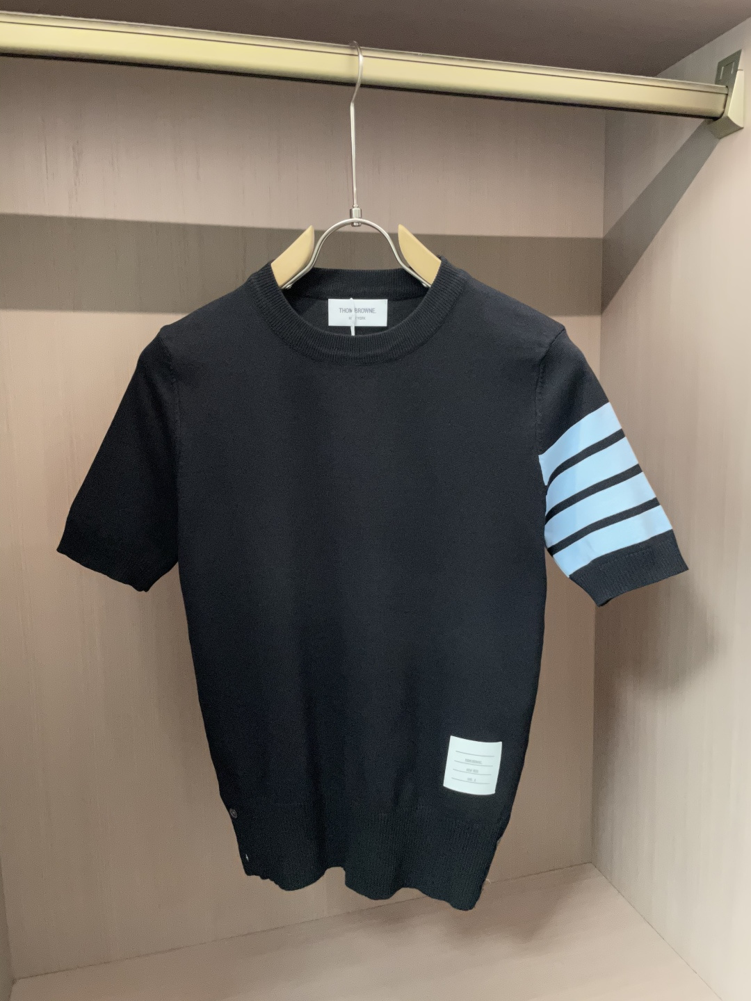 
TB 2025ss秋冬打底新品男士针织短袖衫！独家首发 采用纤维超细与高弹的伊力特纱线织造而成，质感与