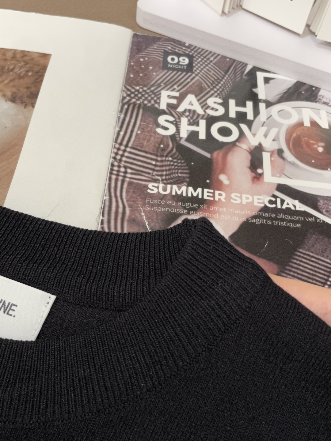 
TB 2025ss秋冬打底新品男士针织短袖衫！独家首发 采用纤维超细与高弹的伊力特纱线织造而成，质感与