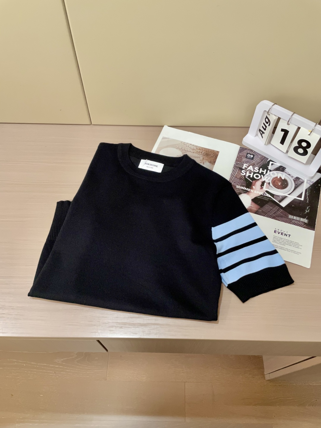 
TB 2025ss秋冬打底新品男士针织短袖衫！独家首发 采用纤维超细与高弹的伊力特纱线织造而成，质感与