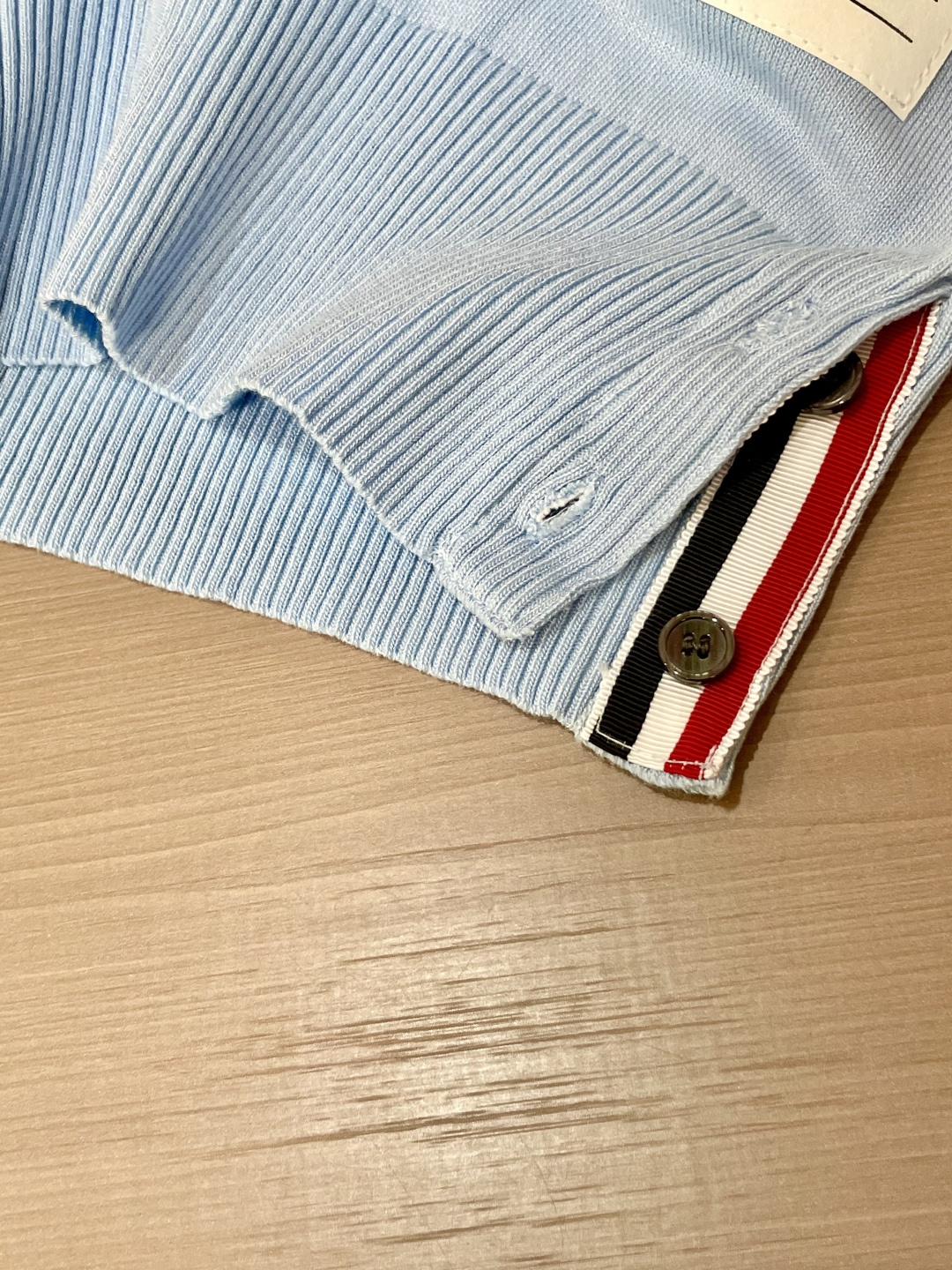 
TB 2025ss秋冬打底新品男士针织短袖衫！独家首发 采用纤维超细与高弹的伊力特纱线织造而成，质感与